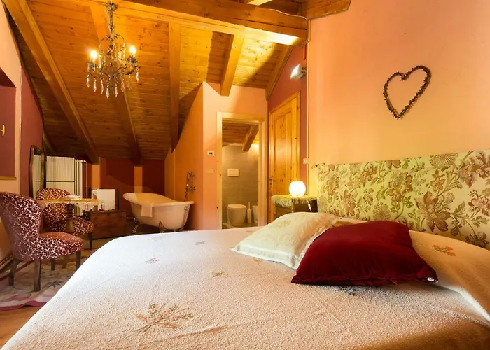 Quart De Lune Bed & Breakfast 4*
